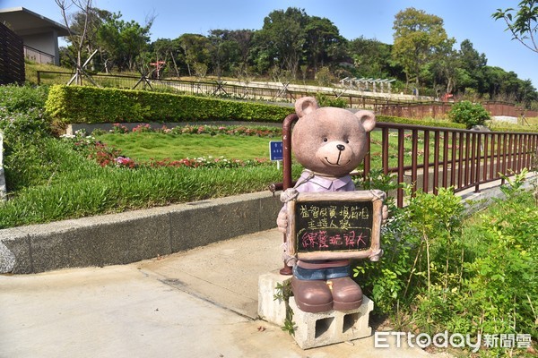 ▲▼小鬼黃鴻升陽明山臻善園花葬地_小熊板書懷念 。（圖／記者李毓康攝）