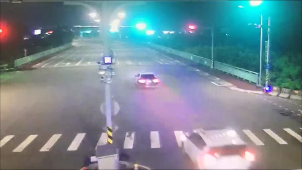 ▲▼田中一名孕婦逛街時突然陣痛，警車開道飛越三鄉鎮順利送醫，母子均安。（圖／警方提供）