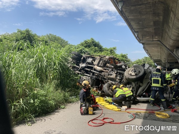 ▲▼大型吊臂車掉下國道四號 。（圖／記者鄧木卿翻攝）