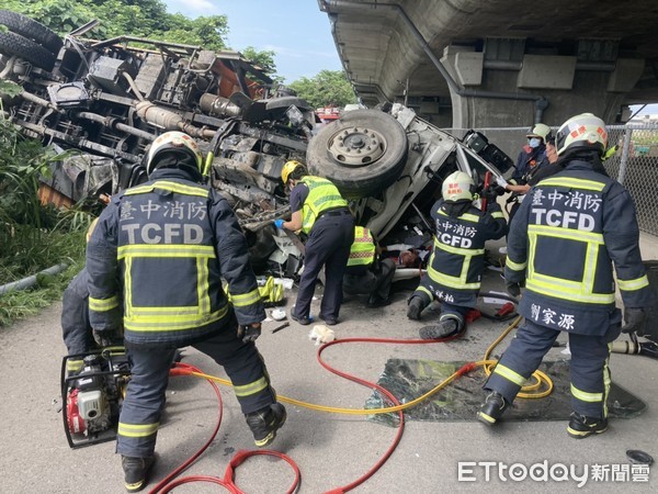 ▲▼大型吊臂車掉下國道四號 。（圖／記者鄧木卿翻攝）