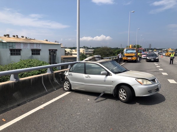 ▲▼一輛大型吊臂車追撞轎車後墜落10多公尺橋下，駕駛滿嘴是血無法交代事發經過。（圖／民眾提供）