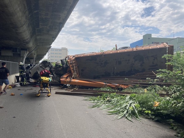 ▲▼一輛大型吊臂車追撞轎車後墜落10多公尺橋下，駕駛滿嘴是血無法交代事發經過。（圖／民眾提供）