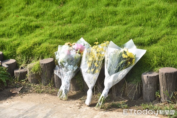 ▲▼小鬼黃鴻升陽明山臻善園花葬地_一早就有人擺上鮮花悼念。（圖／記者李毓康攝）