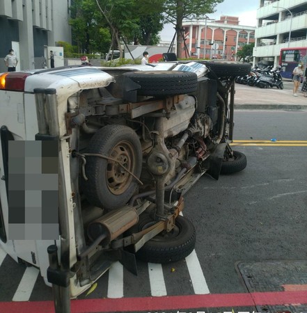 ▲▼一輛小貨車在路口擦撞轎車翻覆，駕駛脫困輕傷。（圖／記者爆料網提供）