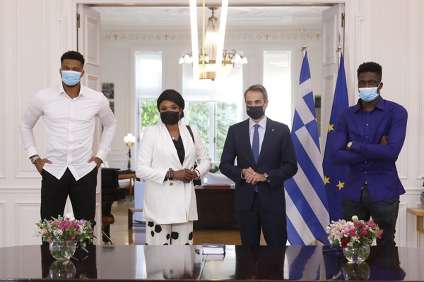 ▲希臘總理米佐塔基斯接見安戴托昆波。（圖／達志影像／美聯社）