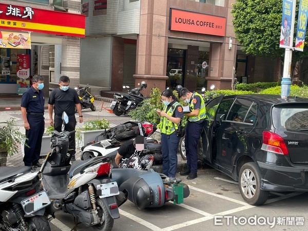 ▲▼淡水員警盤查慣竊遭拖行。（圖／記者陳豐德翻攝）