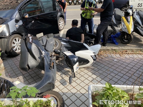 ▲▼淡水員警盤查慣竊遭拖行。（圖／記者陳豐德翻攝）