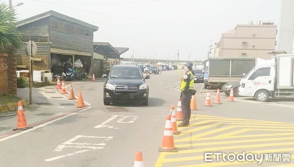 ▲大園警方為避免秋節連假湧入大量車潮與人潮，針對竹圍漁港等熱點加強交通疏導措施。（圖／記者沈繼昌翻攝）