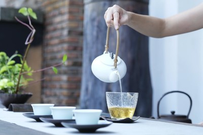 傳產工讀生倒茶「一年賺80萬」　他震撼：正職年薪輸學生兼職