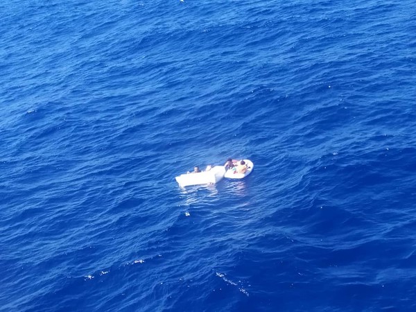 ▲▼委內瑞拉海域發生船難，一名母親喝尿維生，並以母乳哺餵2名子女。（圖／翻攝自推特／@inea_venezuela）