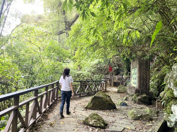 ▲水圳步道平緩易行,精礐古圳意象牆，述說藍染製作過程,漫步於梯田間，感受最原始的自然風光。（圖／大地工程處提供）