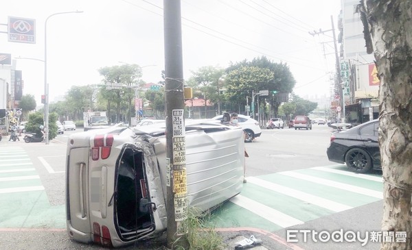 ▲桃園市平鎮區環南路與育達路口17日下午發生車禍，小貨車被撞翻覆撞上電線桿。（圖／記者沈繼昌翻攝）