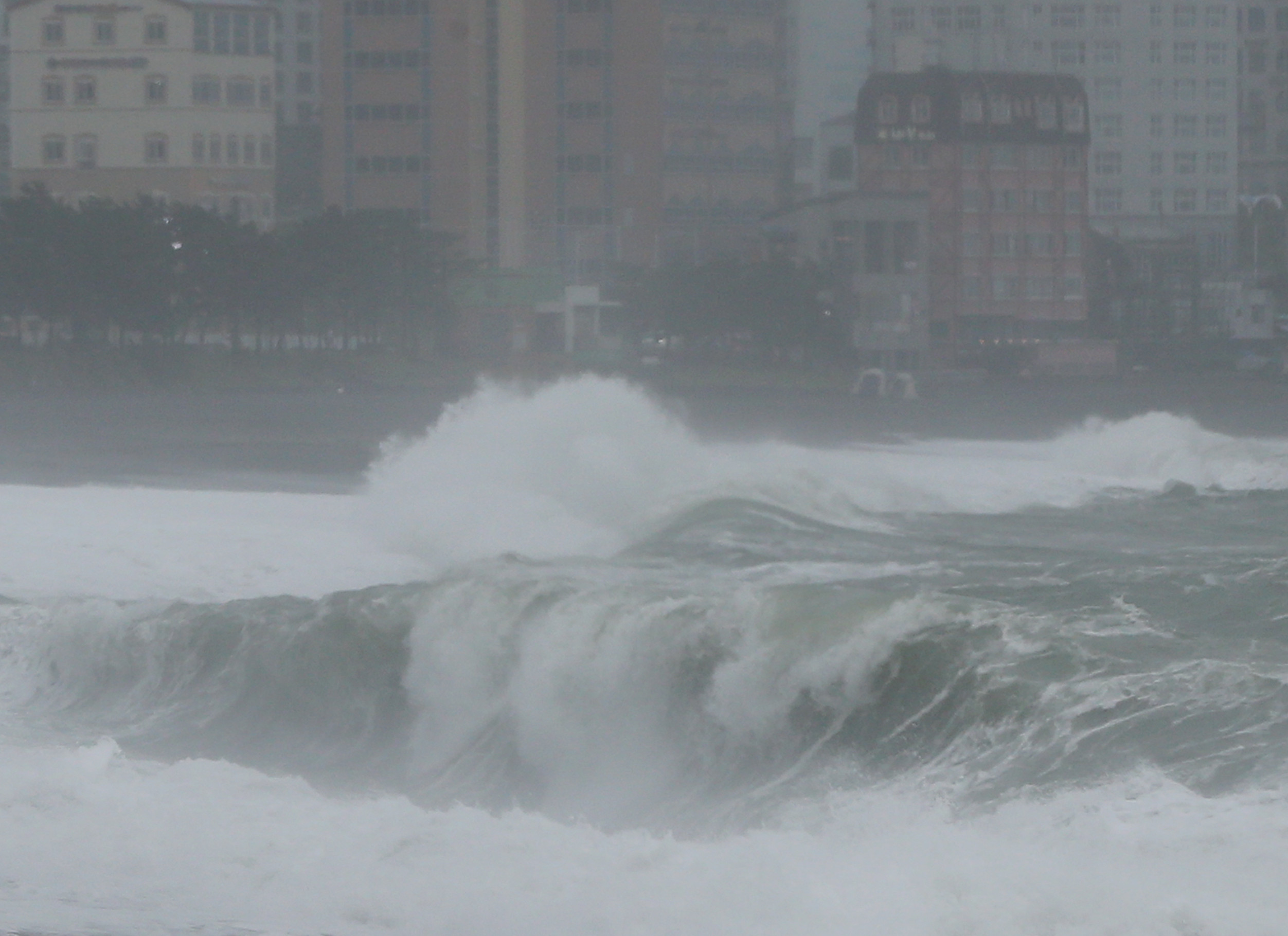 ▲▼颱風璨樹帶來強風豪雨，南韓蔚山市沿岸刮起巨浪。（圖／達志影像）
