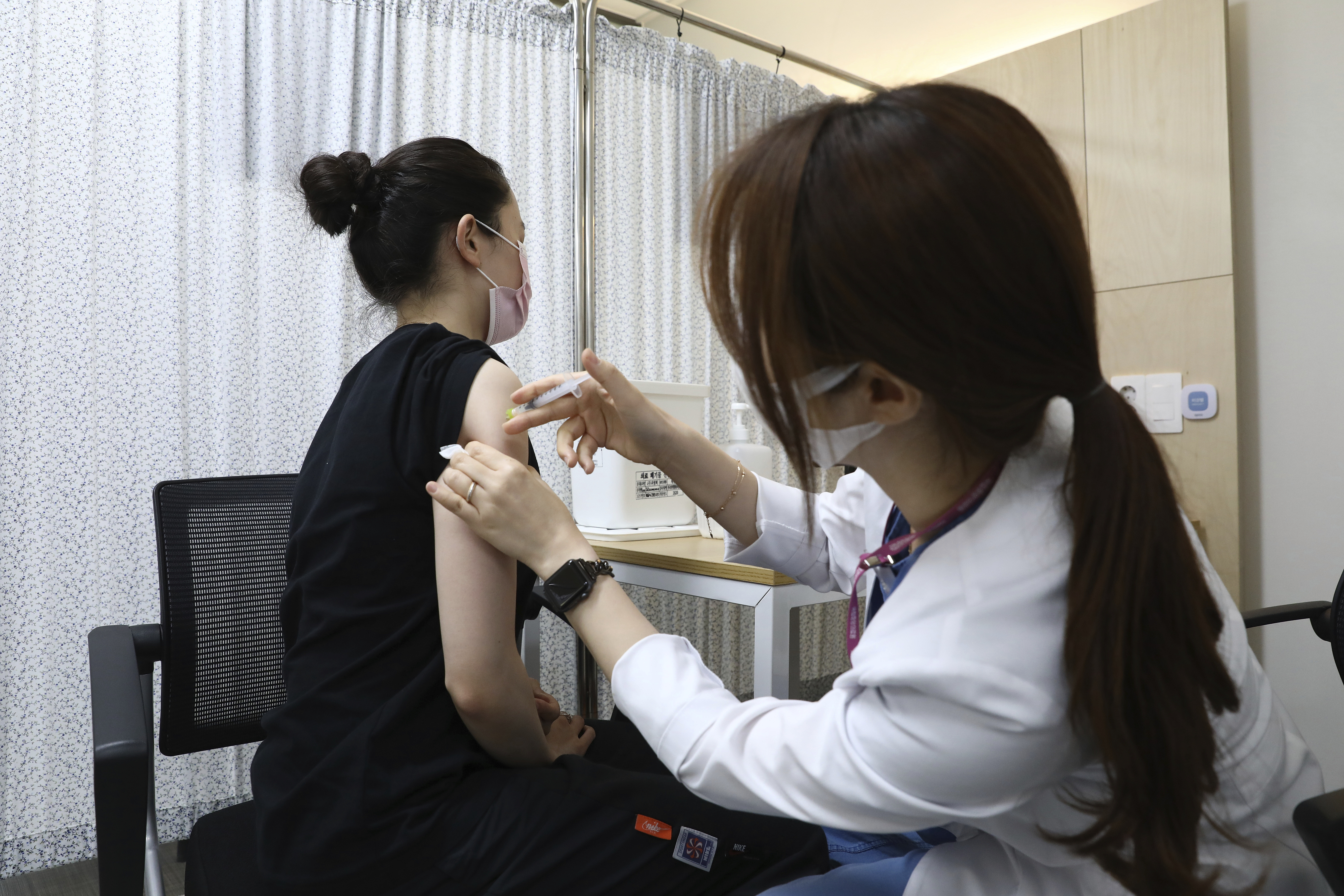 ▲▼南韓2名20多歲年輕女性接種輝瑞疫苗後，出現腦出血現象。（示意圖／達志影像／美聯社）