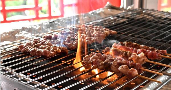 傳統的木炭烤肉雖然香氣十足，但散發的煙霧含有致癌物，也比較容易烤焦食物，增加毒素。（圖／報系資料庫）