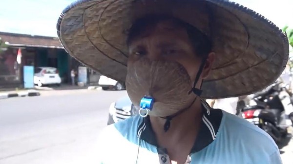 ▲▼印尼,椰壳口罩（圖／翻攝自YouTube／Kabarbalihits）