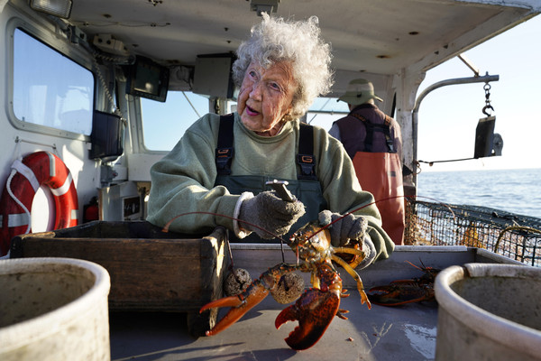 ▲▼高齡101歲的龍蝦捕手奧麗薇。（圖／達志影像／美聯社）