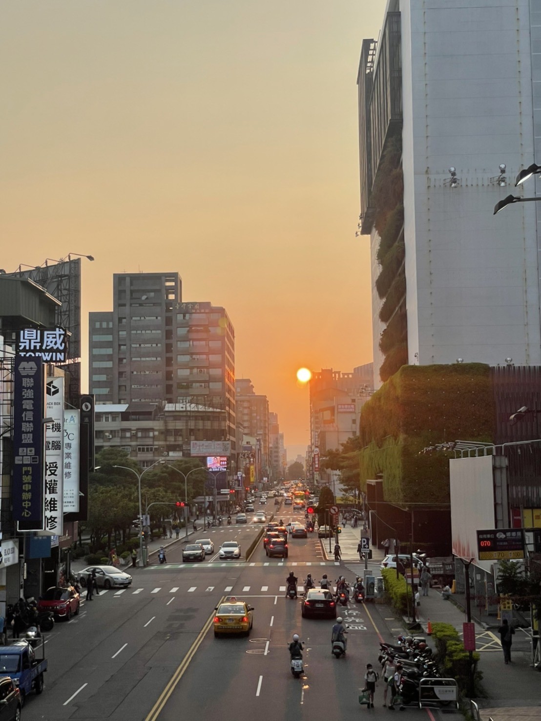 ▲▼曼哈頓懸日再度降臨台中街頭，警方在現場貼心叮嚀，戴口罩，小心扒手。（圖／警方提供）