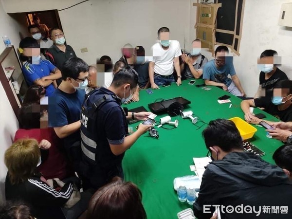 ▲台南市永康分局在中秋連假首日，破獲天九牌職業賭場查獲23人送辦。（圖／記者林悅翻攝，下同）