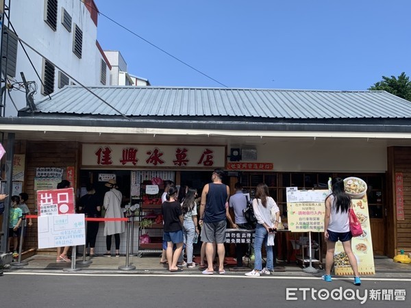 ▲▼中秋連假花蓮佳興冰果室人潮。（圖／記者蔡玟君攝）