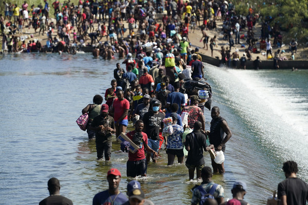 ▲▼海地非法移民冒險渡河進入德州。（圖／達志影像／美聯社）