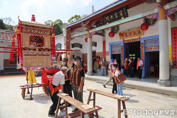 ▲苗栗客家大院的姜太公中部道場，打造出全台唯一的「七彩神轎」，供民眾鑽轎腳祈福。（圖／記者黃孟珍攝）