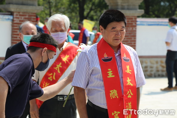 ▲▼法師用法器拍信眾身體各部位，達成祭改開運等目的。（圖／記者黃孟珍攝）