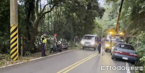 ▲1名呂姓民眾駕駛新購之汽車至山區試車，不料於172線粗坑道路上，疑因引擎機械問題車輛冒濃煙，警方通知消防隊到場撲滅火勢，虛驚一場。（圖／記者林悅翻攝，下同）