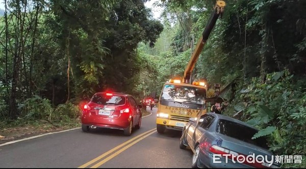 ▲1名呂姓民眾駕駛新購之汽車至山區試車，不料於172線粗坑道路上，疑因引擎機械問題車輛冒濃煙，警方通知消防隊到場撲滅火勢，虛驚一場。（圖／記者林悅翻攝，下同）