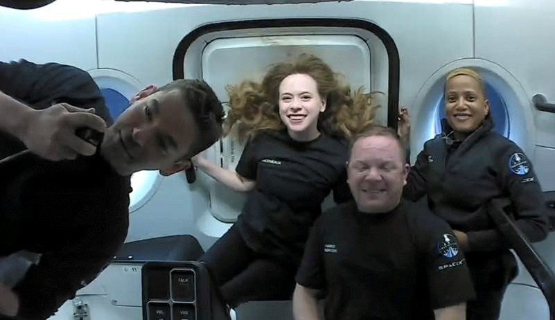 ▲▼SpaceX的「乘龍」（Crew Dragon）太空船「堅韌號」（Resilience）返回地球，4人繞3天玩回來了。（圖／路透）
