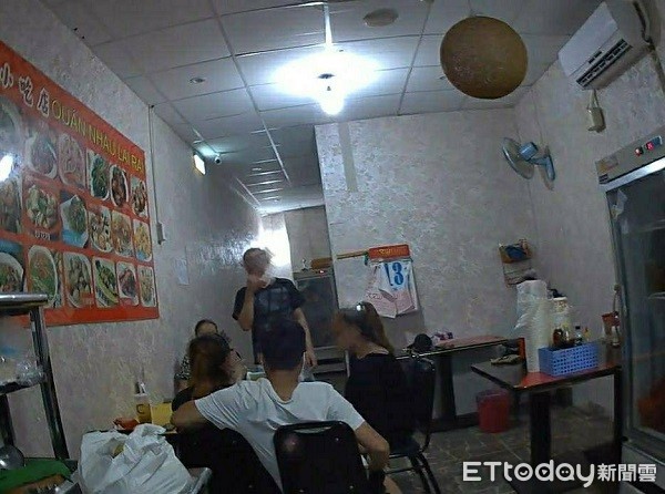 ▲店內有多名越籍人士用餐。（圖／桃園警分局提供）