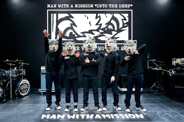 讓貓咪嚇到吃手手的就是日本人氣搖滾樂團「MAN WITH A MISSION」狼人樂團，以狼頭人身的造型為特色。（圖片翻攝推特@mwamjapan）
