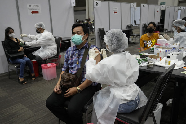 ▲▼ 泰國曼谷醫療人員接種AZ疫苗。（圖／達志影像／美聯社）