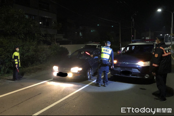 ▲1輛自小客車在台南市麻豆區苓子林因紅線臨停，遭巡邏員警盤查，酒測值達0.29mg/l，超過法定標準，被警方依酒駕送辦。（圖／記者林悅翻攝，下同）