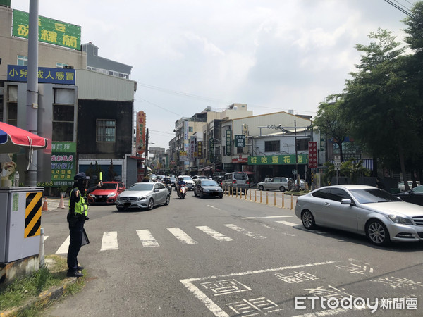 ▲1輛自小客車在台南市麻豆區苓子林因紅線臨停，遭巡邏員警盤查，酒測值達0.29mg/l，超過法定標準，被警方依酒駕送辦。（圖／記者林悅翻攝，下同）