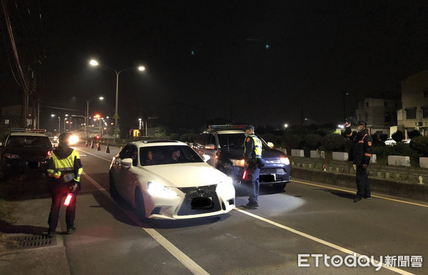 ▲1輛自小客車在台南市麻豆區苓子林因紅線臨停，遭巡邏員警盤查，酒測值達0.29mg/l，超過法定標準，被警方依酒駕送辦。（圖／記者林悅翻攝，下同）