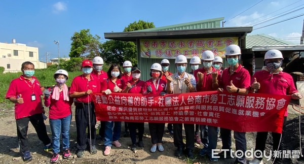 ▲中秋連假，台南市勞工局做工行善團的修繕志工並不休息，兵分六路前往台南市後壁區、玉井區、安南區安興街及青砂街為弱勢家庭修屋及新營區送家具。（圖／記者林悅翻攝，下同）