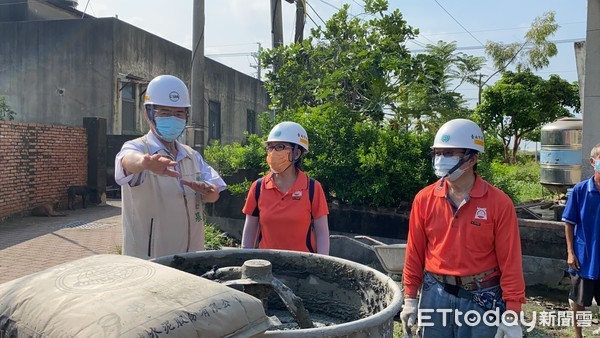 ▲中秋連假，台南市勞工局做工行善團的修繕志工並不休息，兵分六路前往台南市後壁區、玉井區、安南區安興街及青砂街為弱勢家庭修屋及新營區送家具。（圖／記者林悅翻攝，下同）