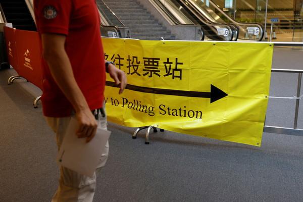 ▲▼「愛國者治港」後首場選舉　香港選舉委員會（選委會）投票「維安警力比選民多」。（圖／路透社）