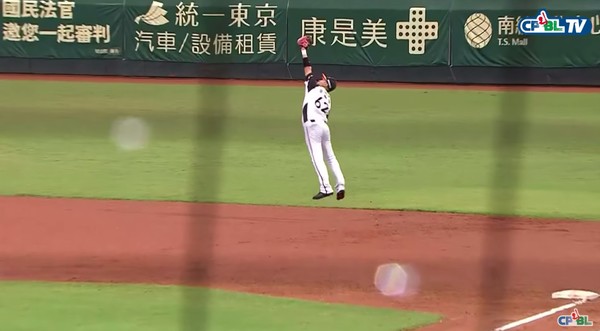 ▲吳桀睿美技。（圖／截自CPBL TV）