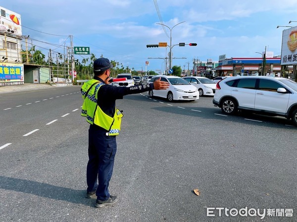 ▲東港警方在南州交流道下方平面道路進行交通疏導             。（圖／記者陳崑福翻攝，以下同）