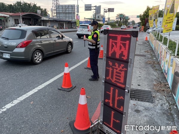 ▲東港警方在南州交流道下方平面道路進行交通疏導             。（圖／記者陳崑福翻攝，以下同）