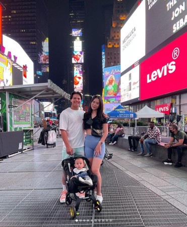 ▲張育成老婆、小孩紐約同行             。（圖／翻攝自張育成老婆IG）
