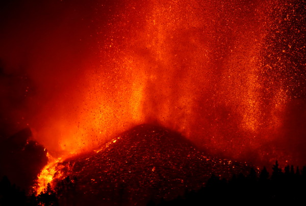 ▲▼西班牙加那利群島拉帕馬島（La Palma）一座火山19日爆發。（圖／路透）