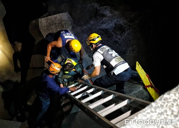 ▲▼高雄男酒後失足摔進消波塊，海浪拍打他秒痛醒哀號「救我」。（圖／記者許宥孺翻攝）