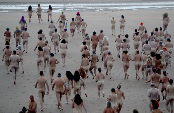 ▲▼ 英國北海卓洛里卓海灣（Druridge Bay）一年一度「裸泳大會」19日登場。（圖／路透）
