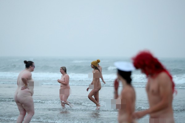 ▲▼ 英國北海卓洛里卓海灣（Druridge Bay）一年一度「裸泳大會」19日登場。（圖／路透）