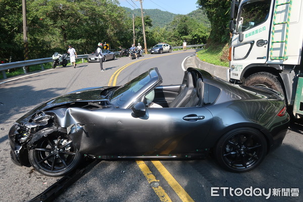 ▲▼馬自達敞篷跑車違規跨越雙黃線，撞上大型重機             。（圖／記者陳以昇翻攝）