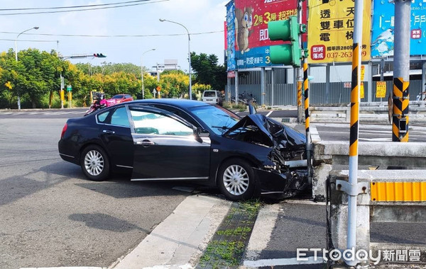 ▲傅姓男子駕車自撞分隔島石墩，導致頭部受創送醫，經抽血後酒測值高達1.25，疑酒駕釀禍。（圖／記者黃孟珍翻攝）