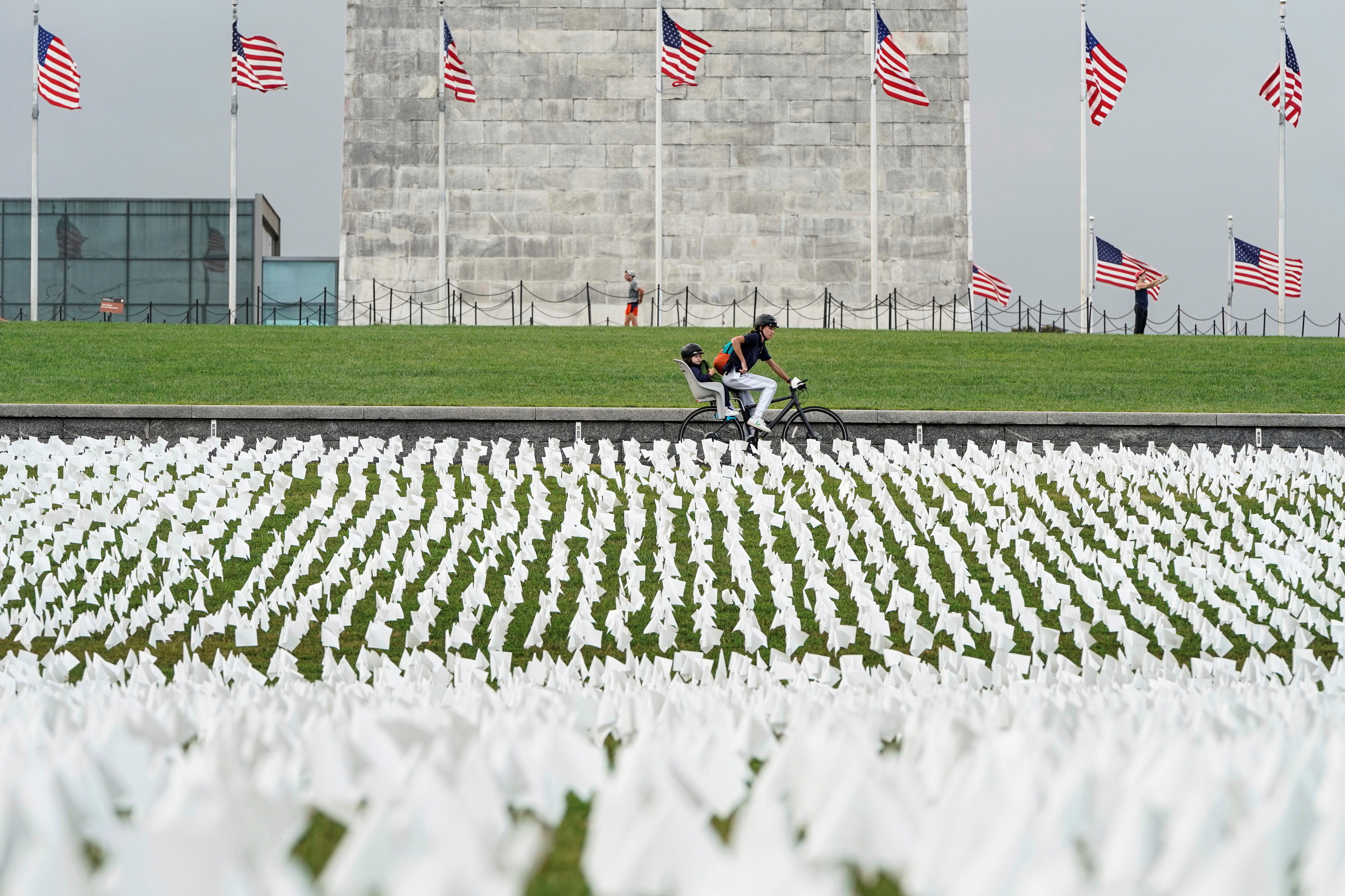 ▲▼華府國家廣場上鋪滿20多英畝白旗，代表著死於新冠肺炎的美國人。（圖／路透）